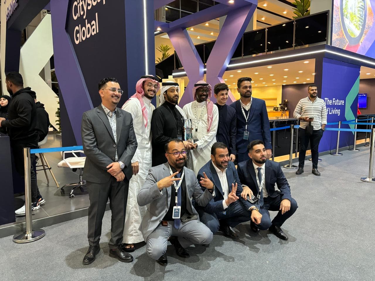 فريق تمكو يحتفل بالفوز بجائزة المسكن المثالي